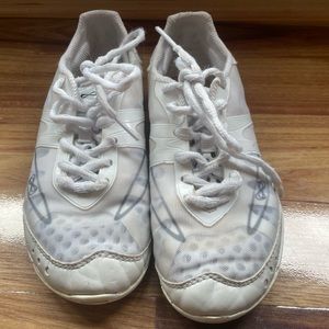 Size 4 nfinity vengeance. Used but still lots of life left :)